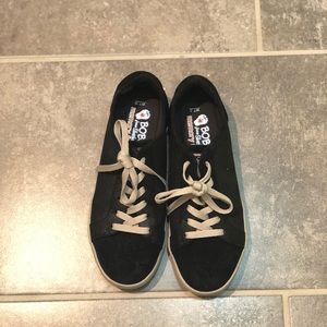 Women’s black sneakers